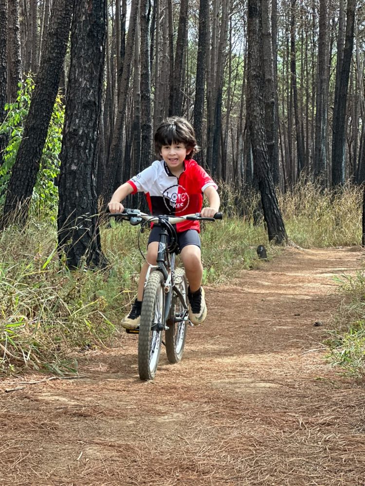 Criança pedalando com a Love Bikes